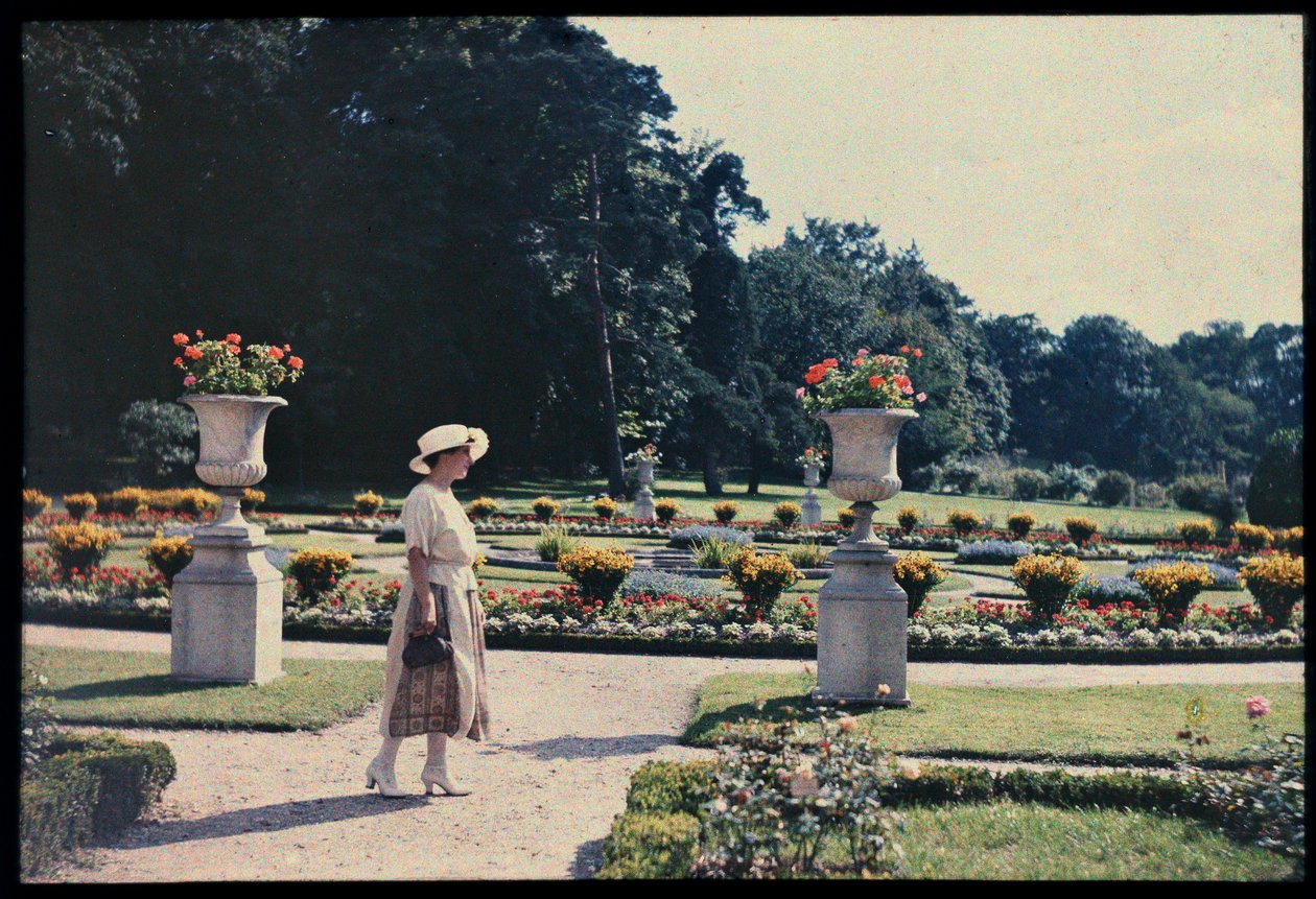 Wandelende vrouw in de tuin van de Bagatelle, Parijs, ca.1920 (foto) door Photographer French