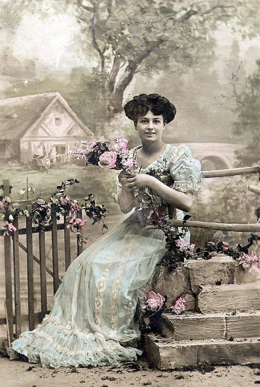 Vrouw met bloemenkrans, ansichtkaart, ca. 1900 door Photographer French