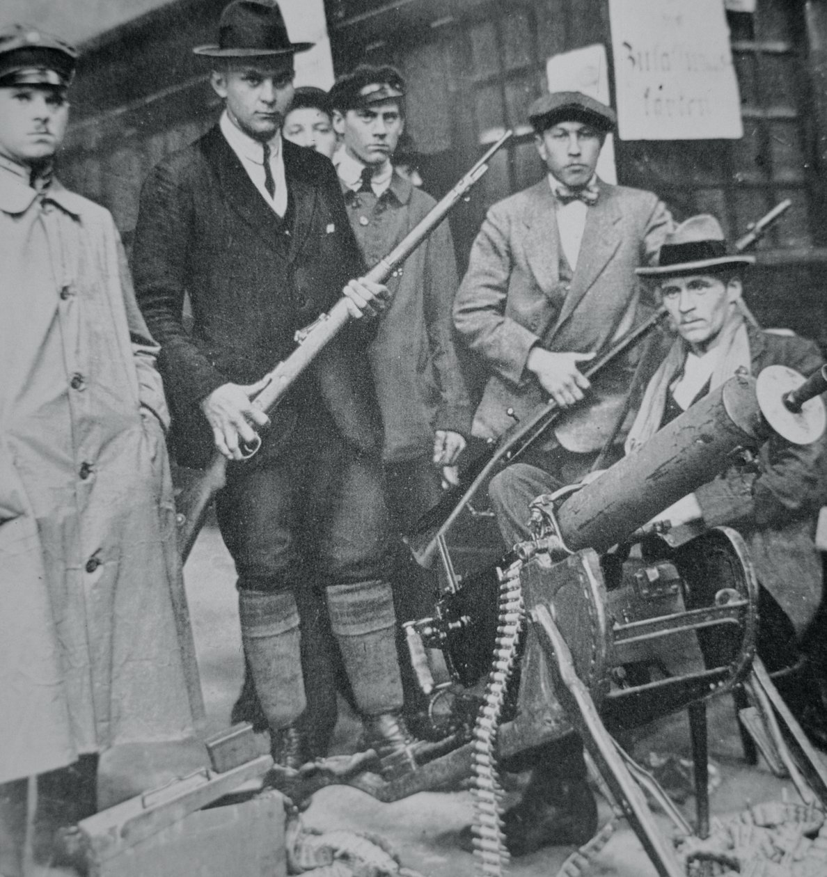 Een groep opstandelingen bezet het treinstation van München door Photographer German
