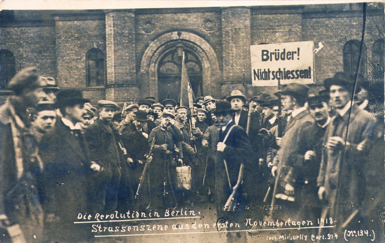 Duitse burgers en soldaten in Berlijn, november 1918 (zw/w foto) door Photographer German