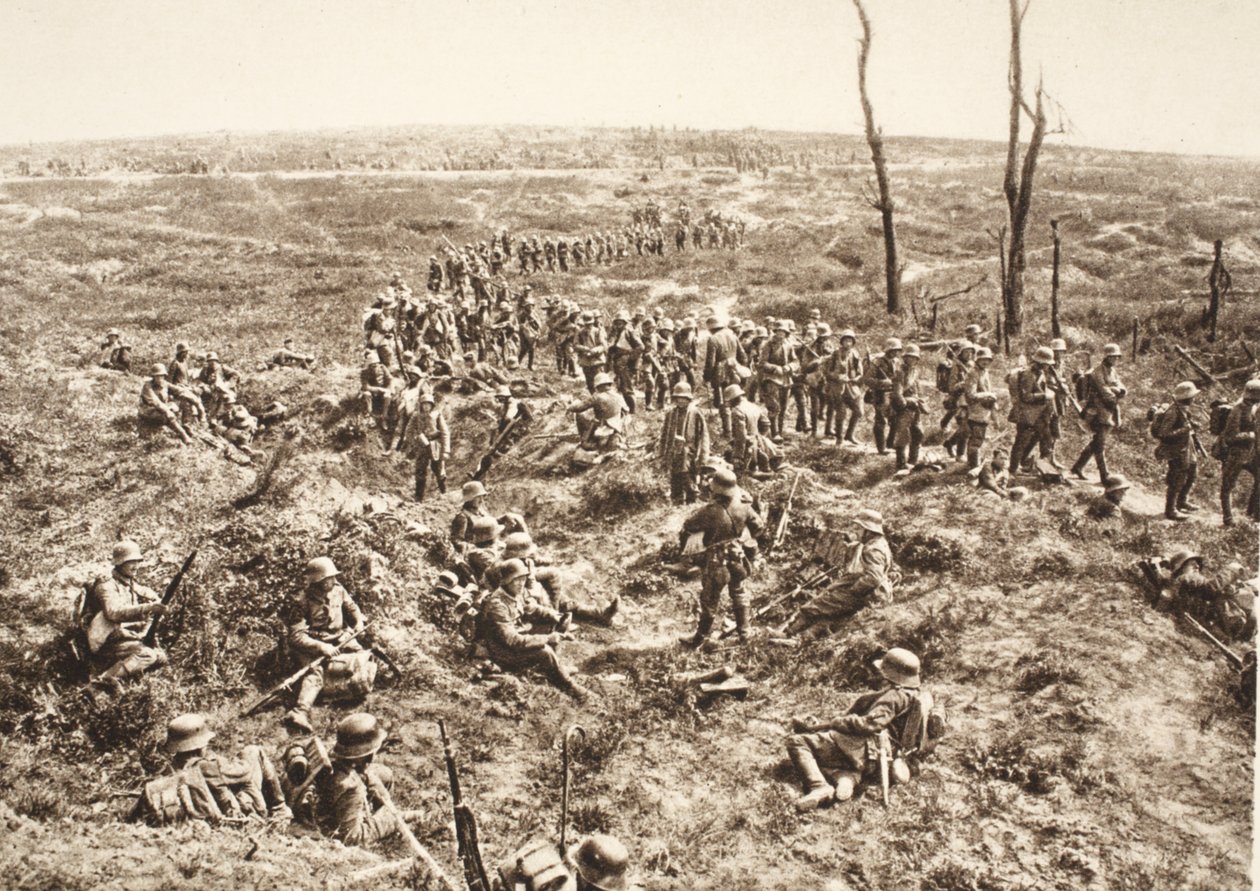 Duitse infanterie steekt Chemin des Dames over om de terugtrekkende vijand te volgen, 27 mei 1918 (zw/w foto) door Photographer German