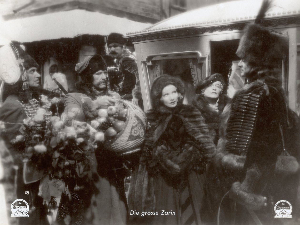 Still uit de film "The Scarlet Empress" met Marlene Dietrich door Photographer German