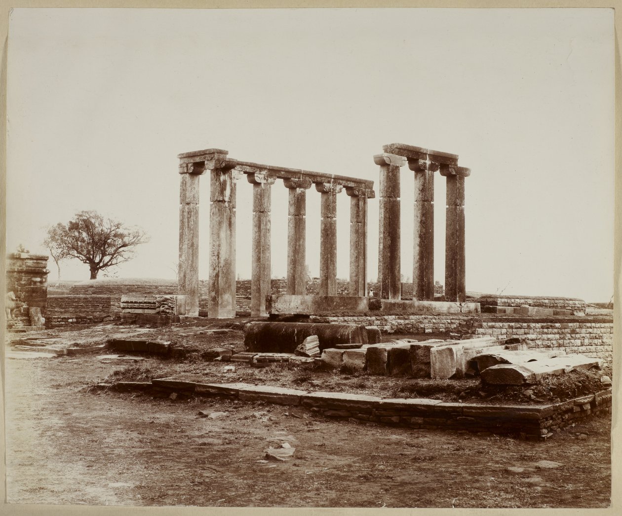 Sanchi, Tempel 18, algemeen zicht vanuit het noordwesten door Photographer Indian