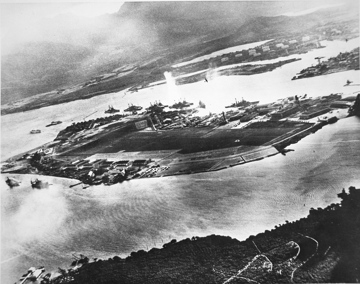 Luchtfoto van Ford Island en Battleship Row, Pearl Harbor, 7 december 1941 door Photographer Japanese