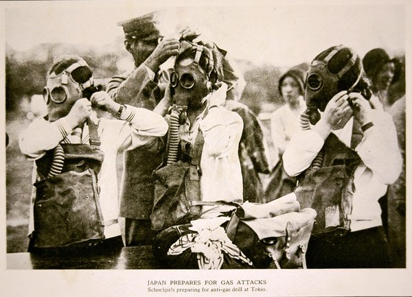 Japanse schoolmeisjes in Tokio bereiden zich voor op een anti-gas luchtaanval oefening door Photographer Japanese