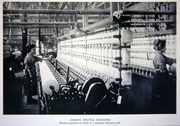 Vrouwelijke arbeiders aan het werk in een Japanse spinnerij door Photographer Japanese