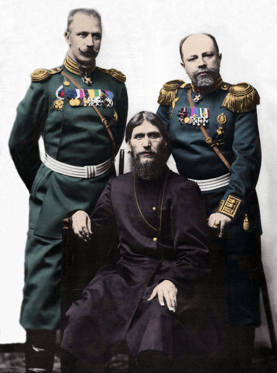 Grigory (Grigory) lefimovich Novykh, bekend als Rasputin (Rasputin) (1869-1916) met Kapitein von Lohman, en Prins Kolonel Putyatin. (Van links naar rechts: Prins Mikhail Putyatin, Grigory Rasputin en Kolonel D Loman) door Photographer Russian