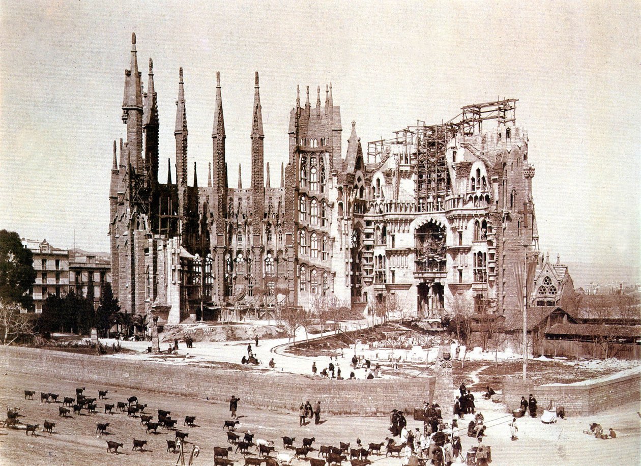 Uitzicht op de Sagrada Familia, Barcelona, ca. 1900 (zw/w foto) door Photographer Spanish