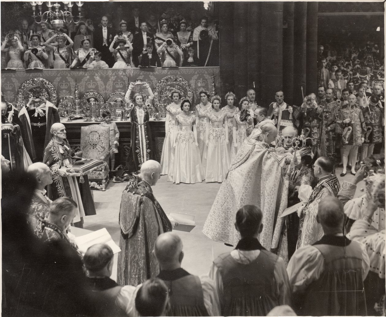 Hertogin Mary, met haar kroon omhoog, brengt eerbetoon aan Koningin Elizabeth II bij de Kroning door Blaise Nicolas Le Sueur