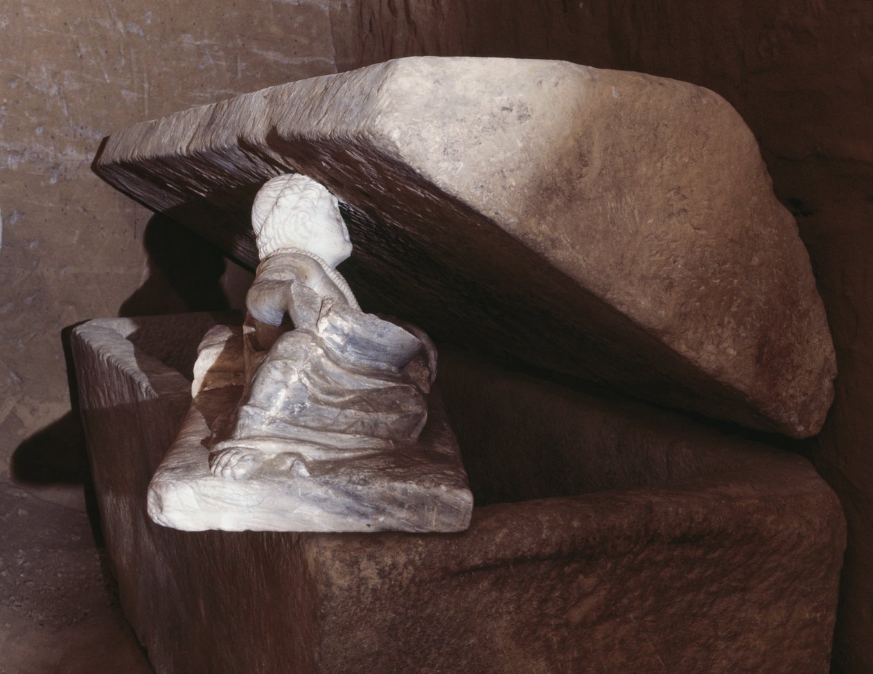 Sarcophagus in het Graf van de Pelgrim, Chiusi, Toscane, Italië, Etruskische beschaving, 3e eeuw v.Chr. door Blaise Nicolas Le Sueur