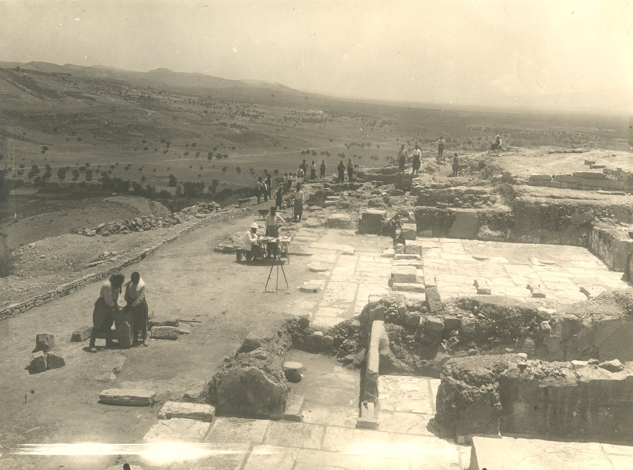 Uitzicht op opgravingen van het Phaistos-paleis, Italiaanse archeologische missie geleid door Luigi Pernier en Federico Halbherr, Kreta, Griekenland door Blaise Nicolas Le Sueur