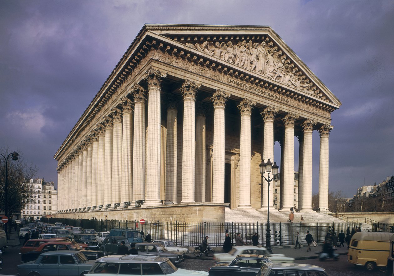 Uitzicht op de gevel van La Madeleine, gebouwd 1806-42 door Pierre Alexandre Vignon