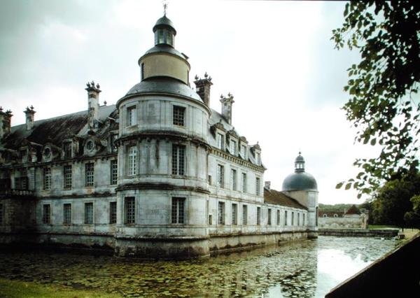 Uitzicht op de gevel vanuit de tuin, gebouwd 1642-50 door Pierre Le Muet