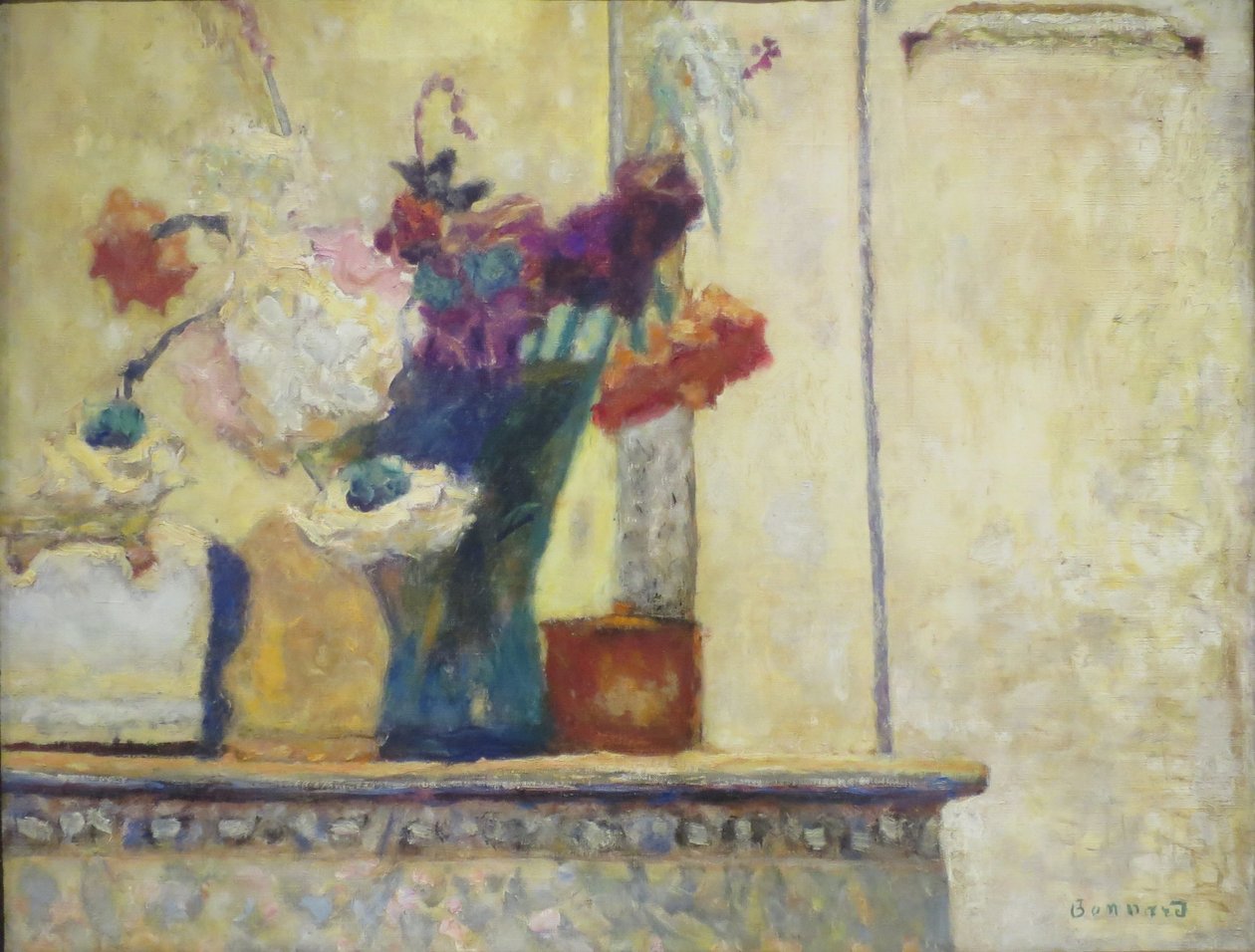 Bloemen op een schoorsteenmantel door Pierre Bonnard
