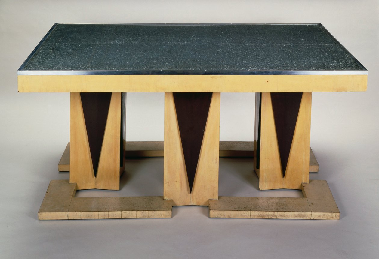 Tafel, door Pierre-Emile Legrain, in donker gelakt esdoornhout, Art deco stijl. Frankrijk, 20e eeuw door Pierre E. Legrain