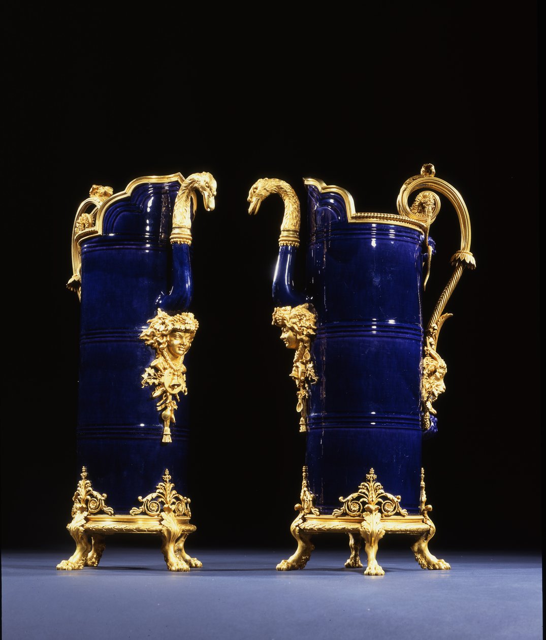 Twee kruiken, ca. 1767 door Pierre Gouthière