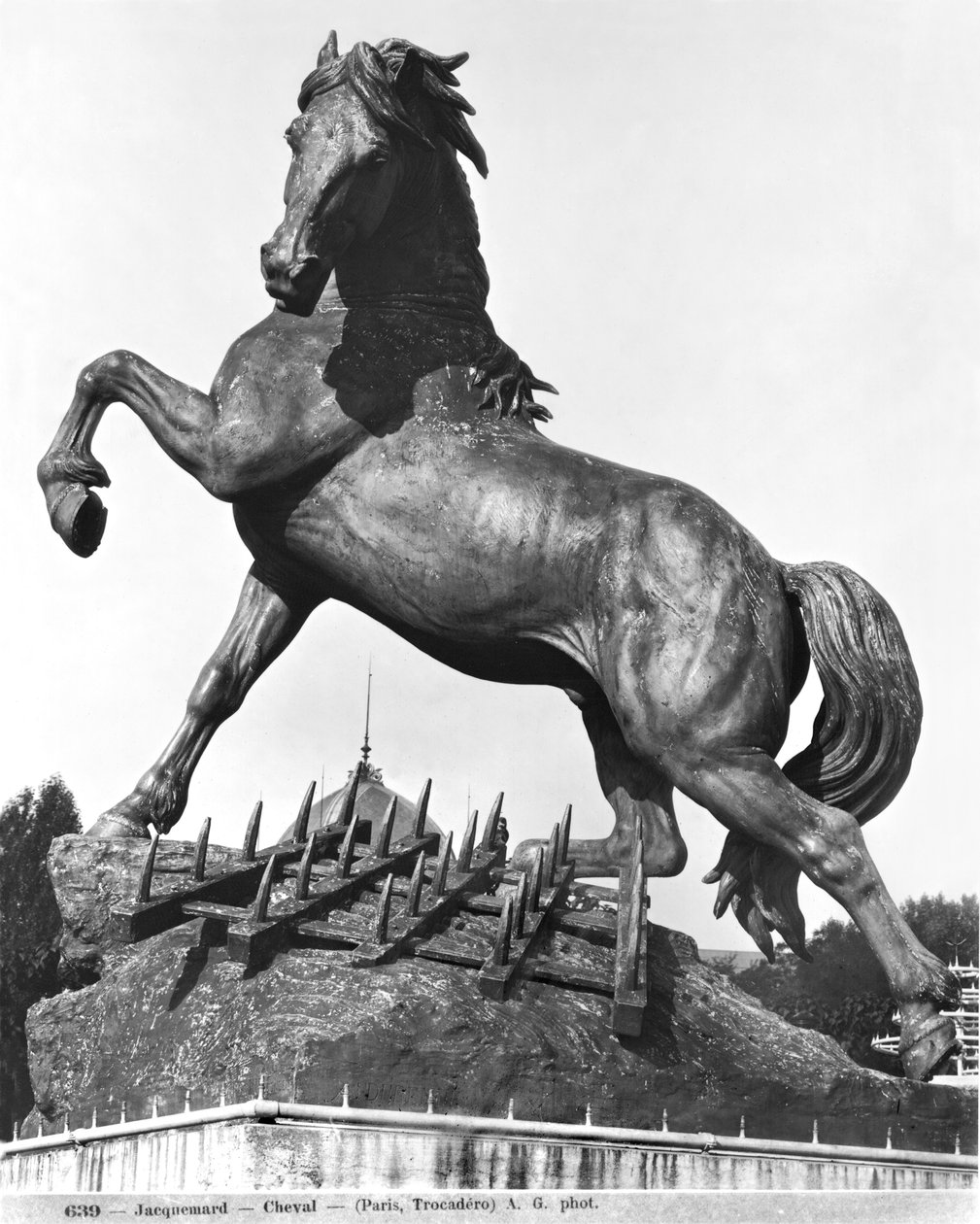 Paard met een eg, voor het eerste Paleis van Trocadero gebouwd voor de Wereldtentoonstelling in 1878, 1878 door Pierre Louis Rouillard