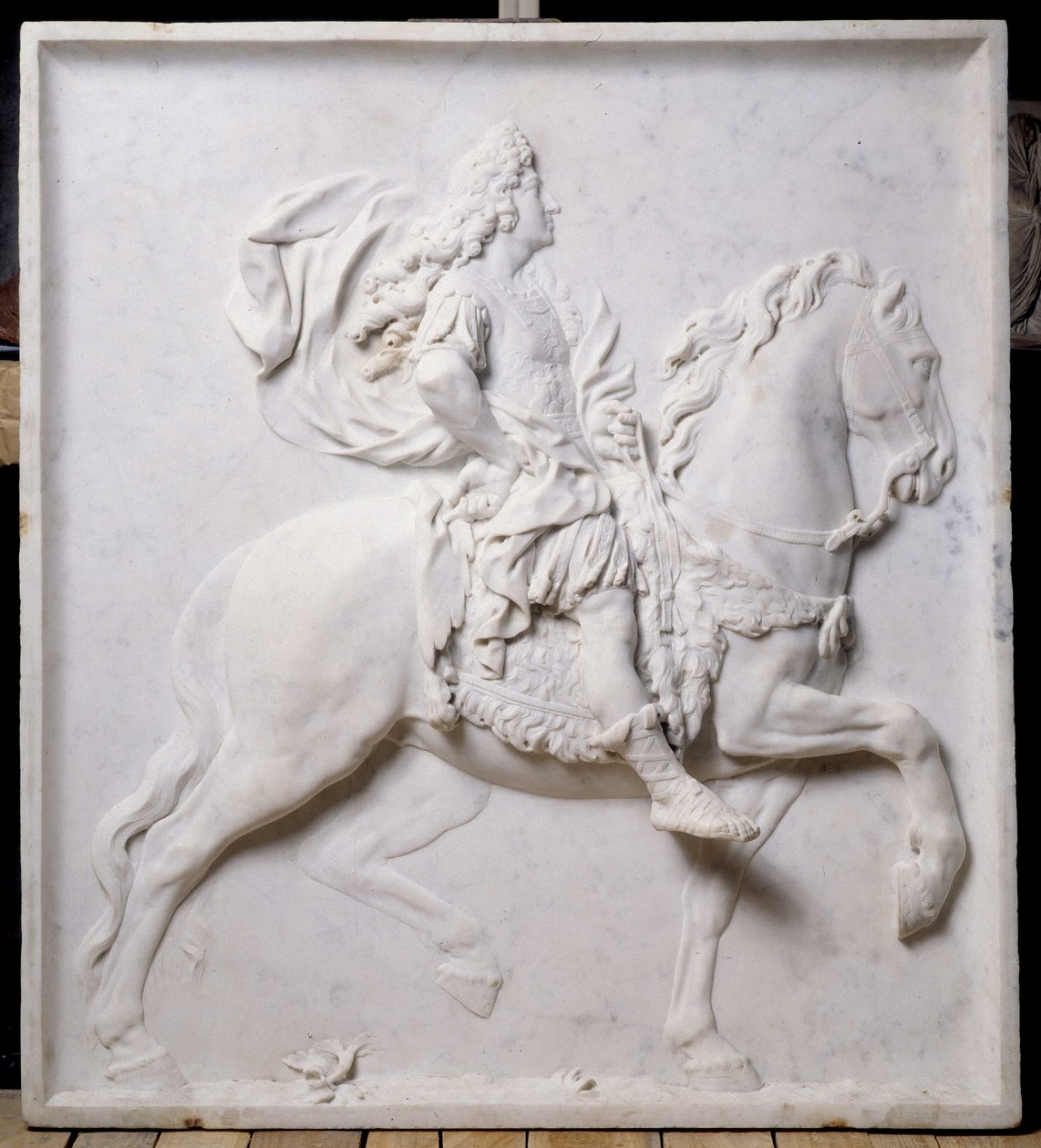 Laag reliëf dat Lodewijk XIV (1638-1715) te paard voorstelt (sculptuur) door Pierre Puget