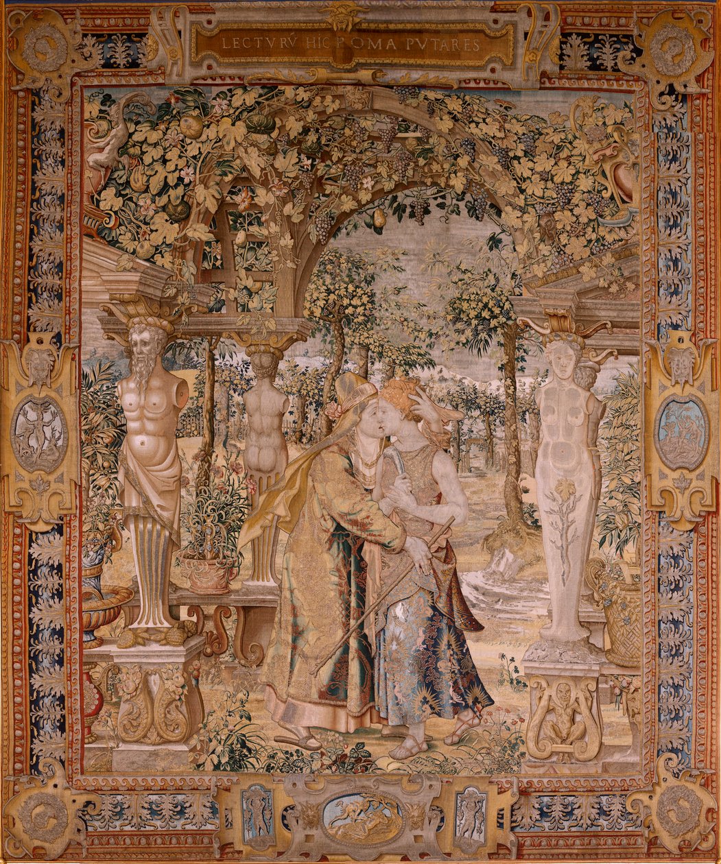 Vlaams wandtapijt. Serie Vertumnus en Pomona. Vertumnus kust Pomona. Zevende wandtapijt in de serie. Model Kring van Pieter Coecke van Aelst. Manufacture Wilhelm Pannemaker, Brussel. Ca 1545-1550. Stof Goud, zilver, zijde en wol. Grootte 430 x 365 cm. door Pieter (circle of) Coecke van Aelst