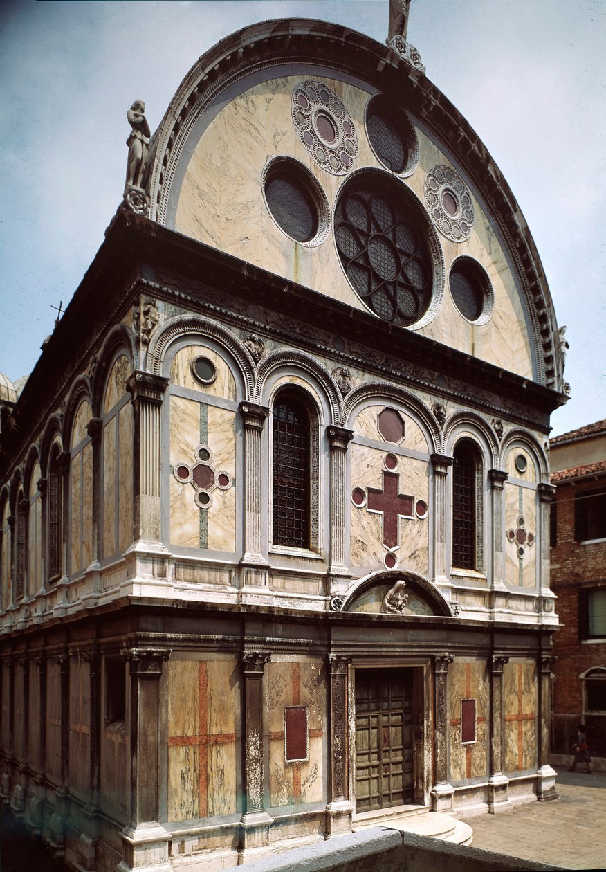 Voorgevel van de Kerk van Santa Maria dei Miracoli gemaakt door Pietro Lombardo, 1481-1489, Venetië, Italië door Pietro Lombardo