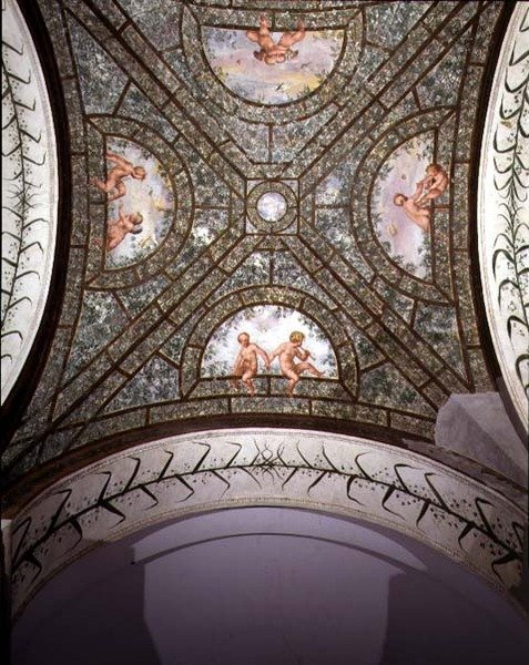 De halfronde ionische portiek, detail van het plafondgewelf versierd met putti in een tuin door Pietro Venale