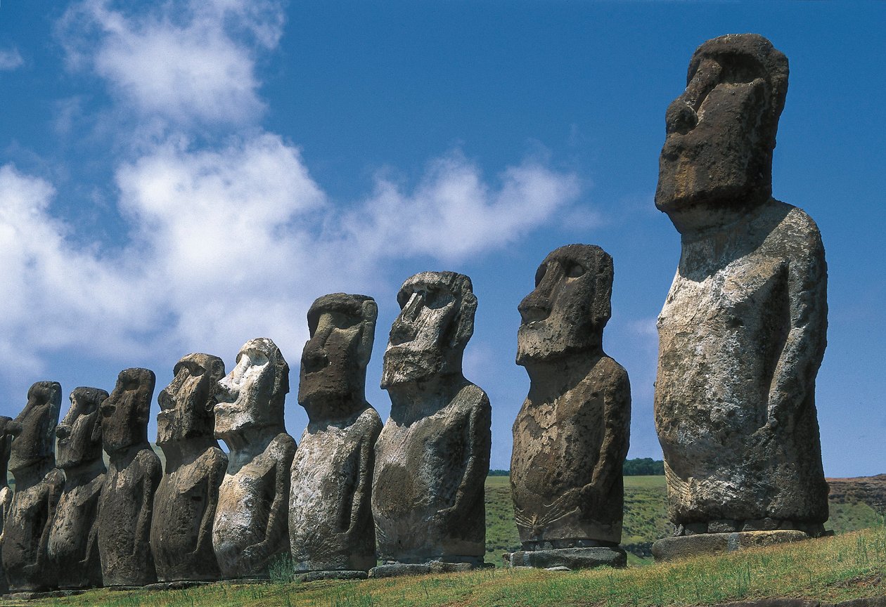 Moai-standbeelden, Rapa Nui Nationaal Park, Paaseiland, Chili door Polynesian Polynesian