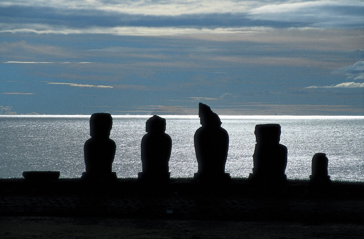 Moai beelden, Rapa Nui Nationaal Park, Paaseiland, Chili door Polynesian Polynesian