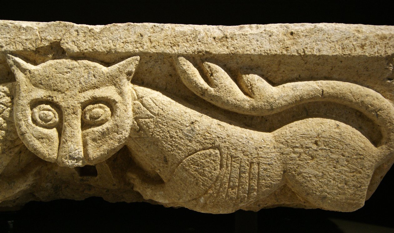 Detail van een zoomorfisch kapiteel van een van de originele kolommen door Portuguese School