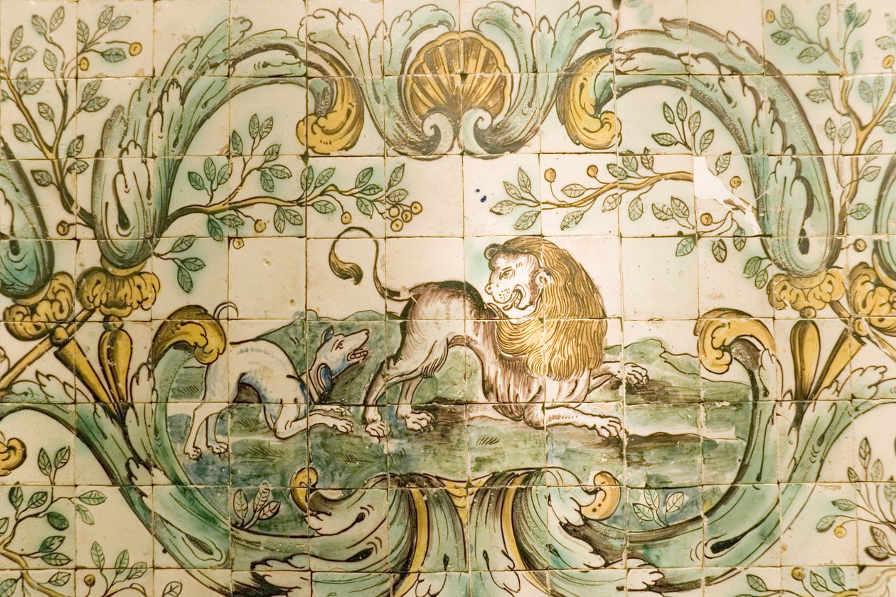 Majolica tegels die een hond tonen die een leeuw achtervolgt, uit De Jachtkamer in Palacio da Praia, Belem, ca.1680 (keramiek) door Portuguese School