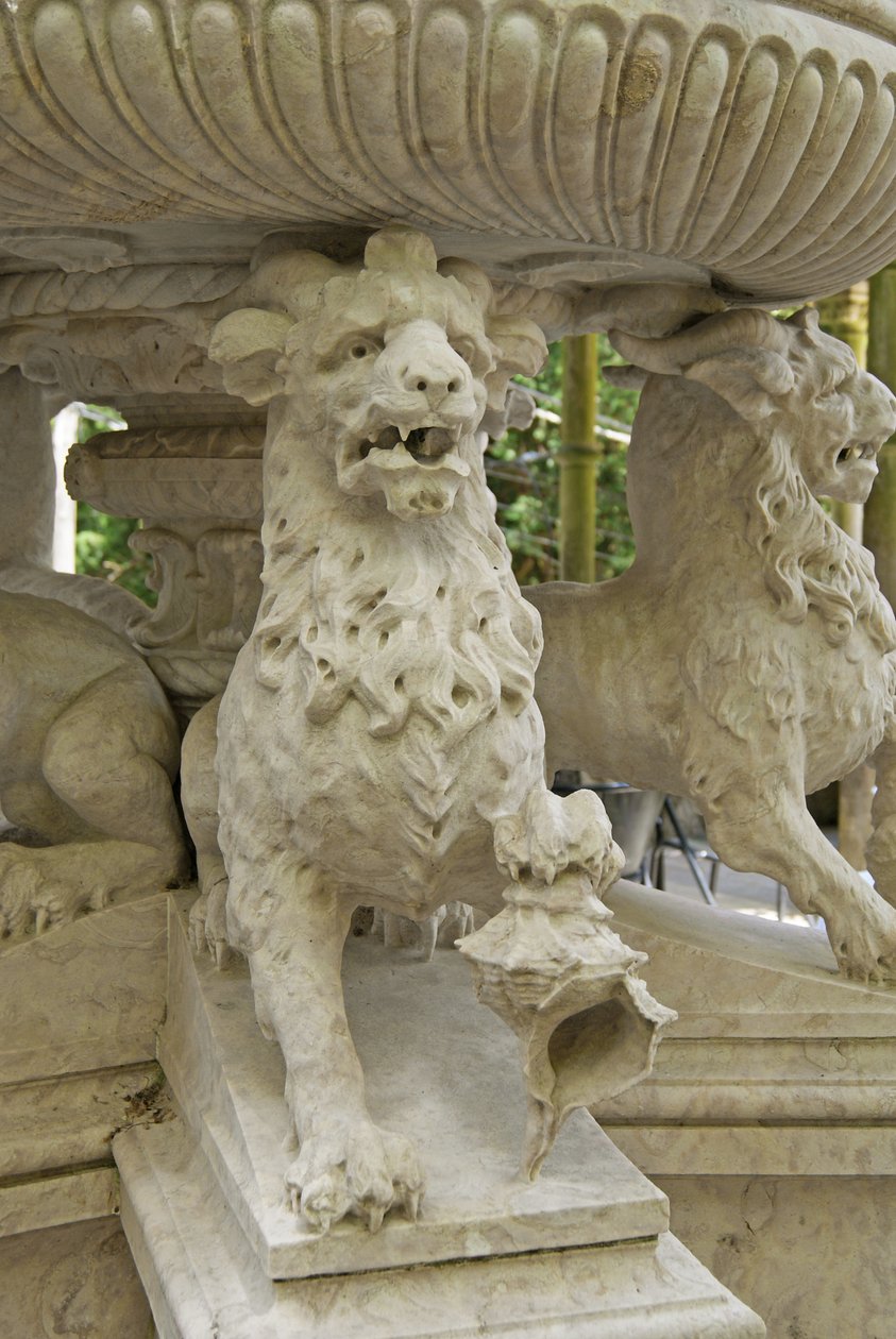 Mythische gehoornde leeuw atlanten aan de voet van een fontein, Quinta da Regalia, Sintra, Portugal c.1915 door Portuguese School