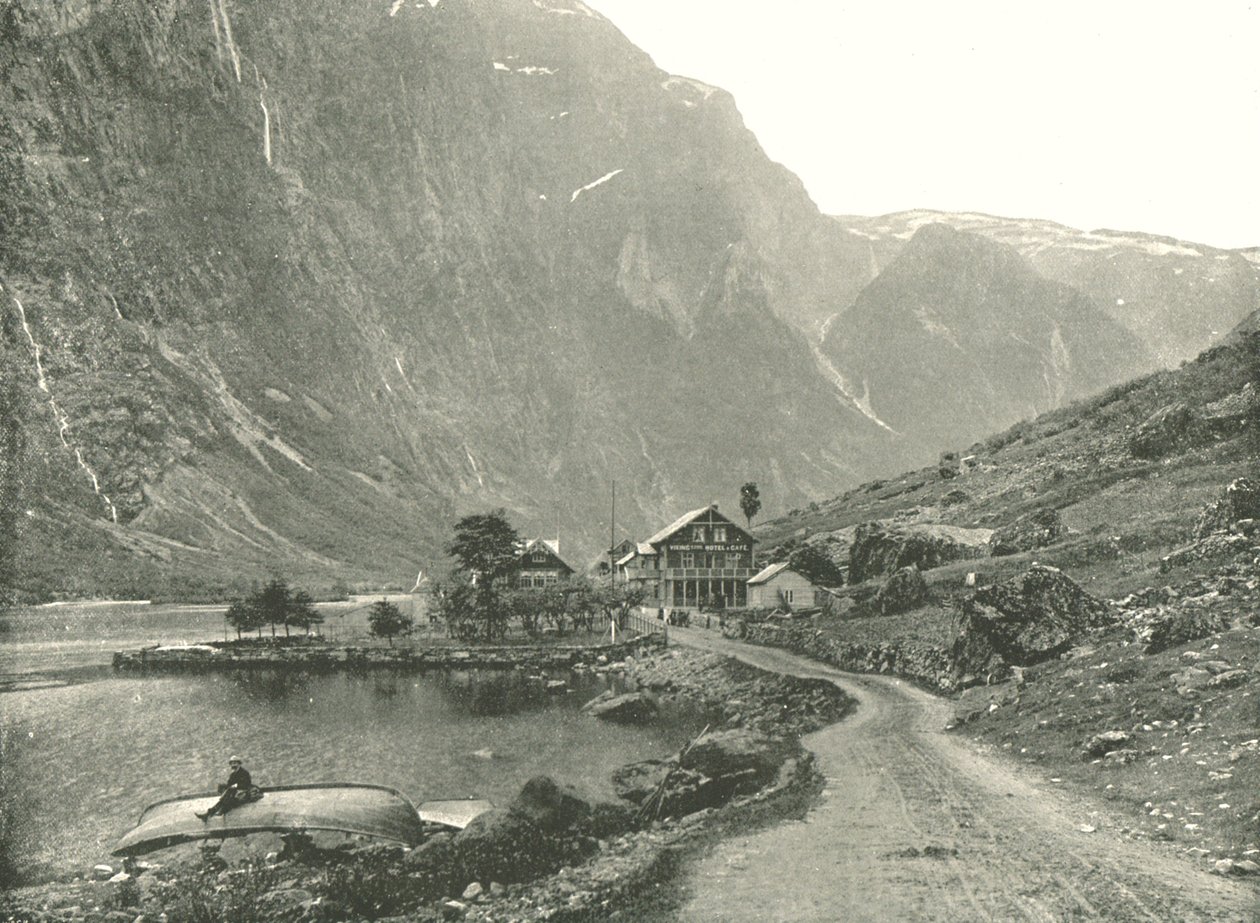 Telefoonstation en hotels, Gudvangen, Noorwegen, 1895 door Poulton and Co