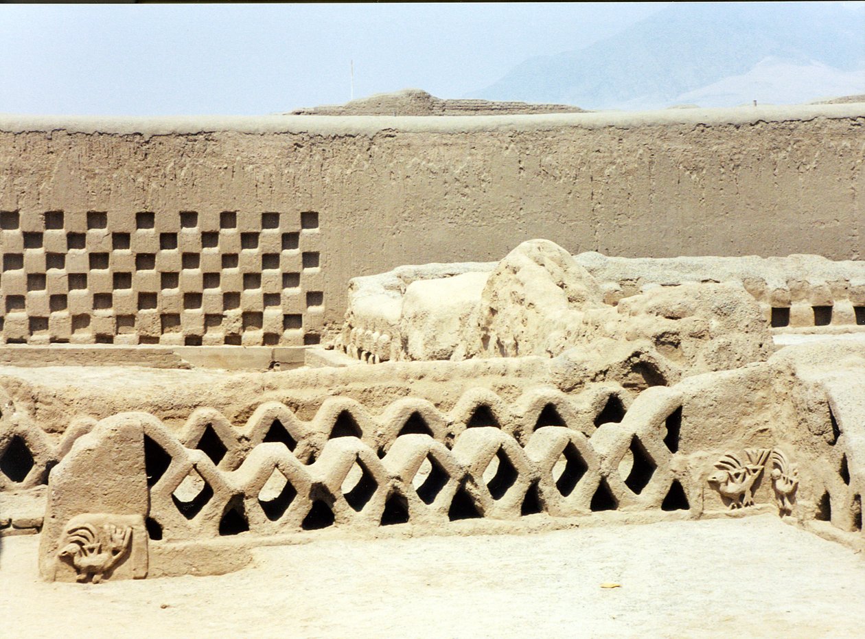 Binnen de verwoeste en verlaten pre-Inca stad gebouwd door de Chimu, ca. 1300 door Pre Columbian