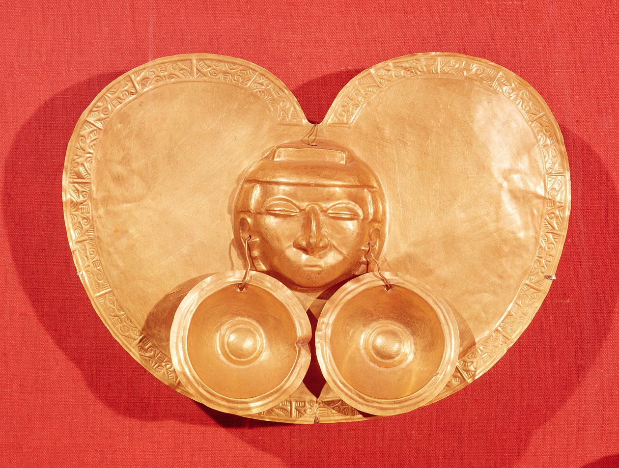 Pectorale met een menselijk gezicht met oorbellen, uit Restrepo, Cauca Valley, Calima Periode door Pre Columbian