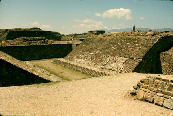Uitzicht op het balveld door Pre-Columbian Pre-Columbian