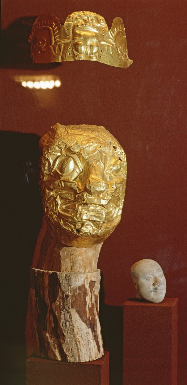 Masker en hoofdtooi door Pre Columbian