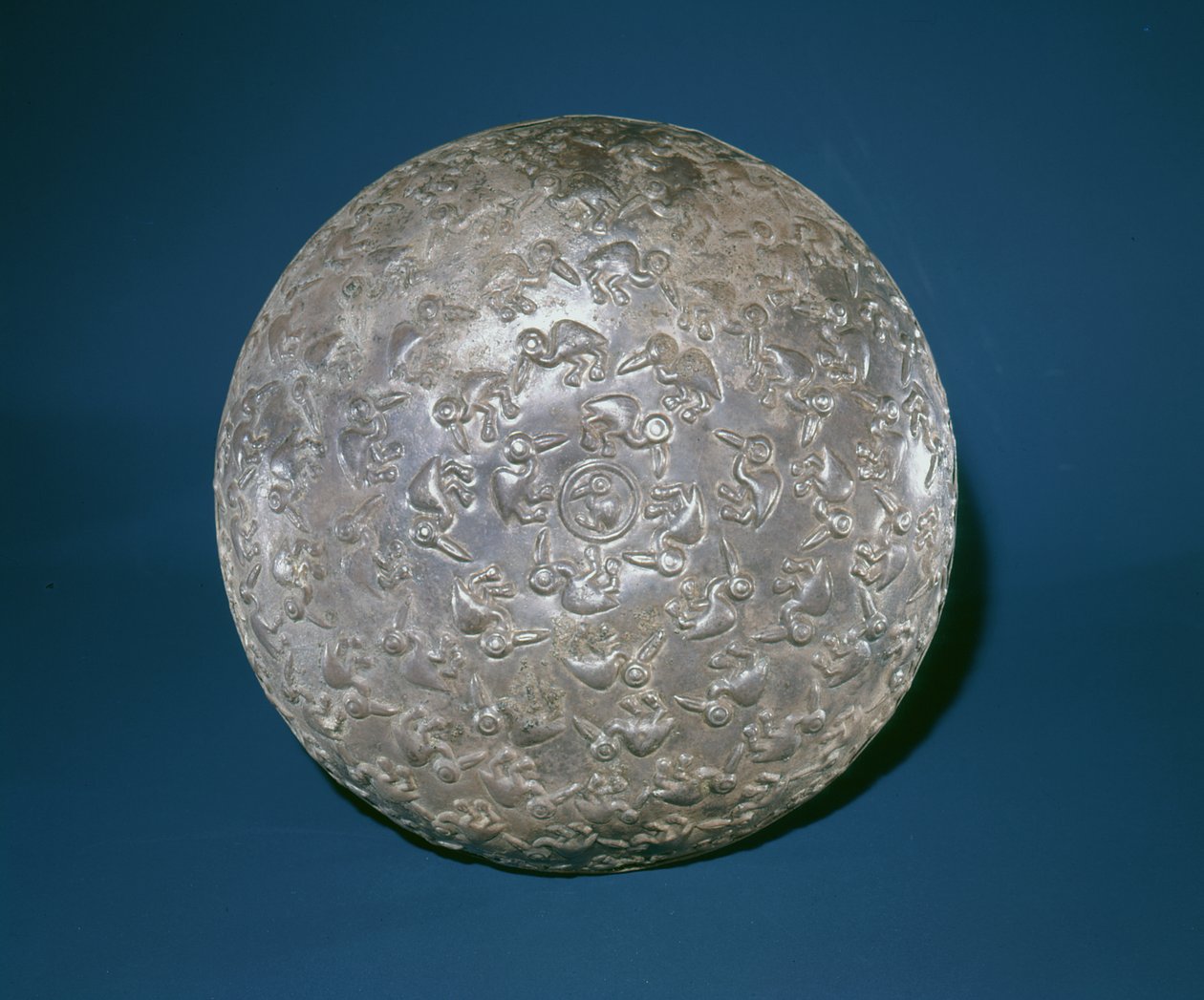 Basis van een kom van geslagen zilver, Chimu-stijl door Pre Columbian Pre Columbian