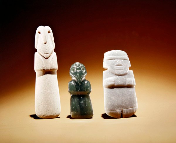 Gesneden figuren met centrale vogelvormige celt met bolle rug, uit Guacimo, Linea Vieja gebied door Pre Columbian Pre Columbian
