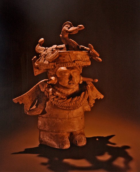 Figuur met uitgebreide hoofdtooi, Nopiloa cultuur door Pre Columbian Pre Columbian