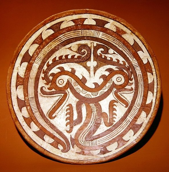 Bord dat dubbele krokodillenkoppen op een opgerolde slangenlichaam toont, Late Cocle-stijl door Pre Columbian Pre Columbian