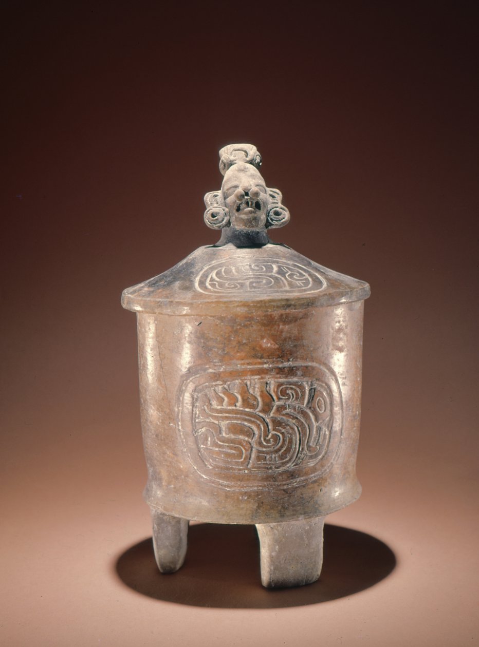 Teotihuacan-stijl driepootkom met effigie-hoofddeksel gevonden in Tikal door Pre-Columbian Pre-Columbian