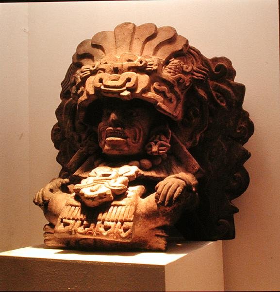 Urn in de vorm van Pitao Cozobi, God van Overvloedige Voeding, uit de Zapotec Cultuur, 100-600 door Pre Columbian Pre Columbian