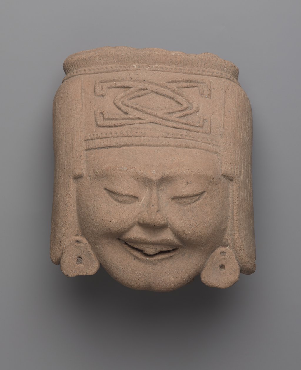 Hoofd van een lachende vrouw, Totonac door Pre Columbian