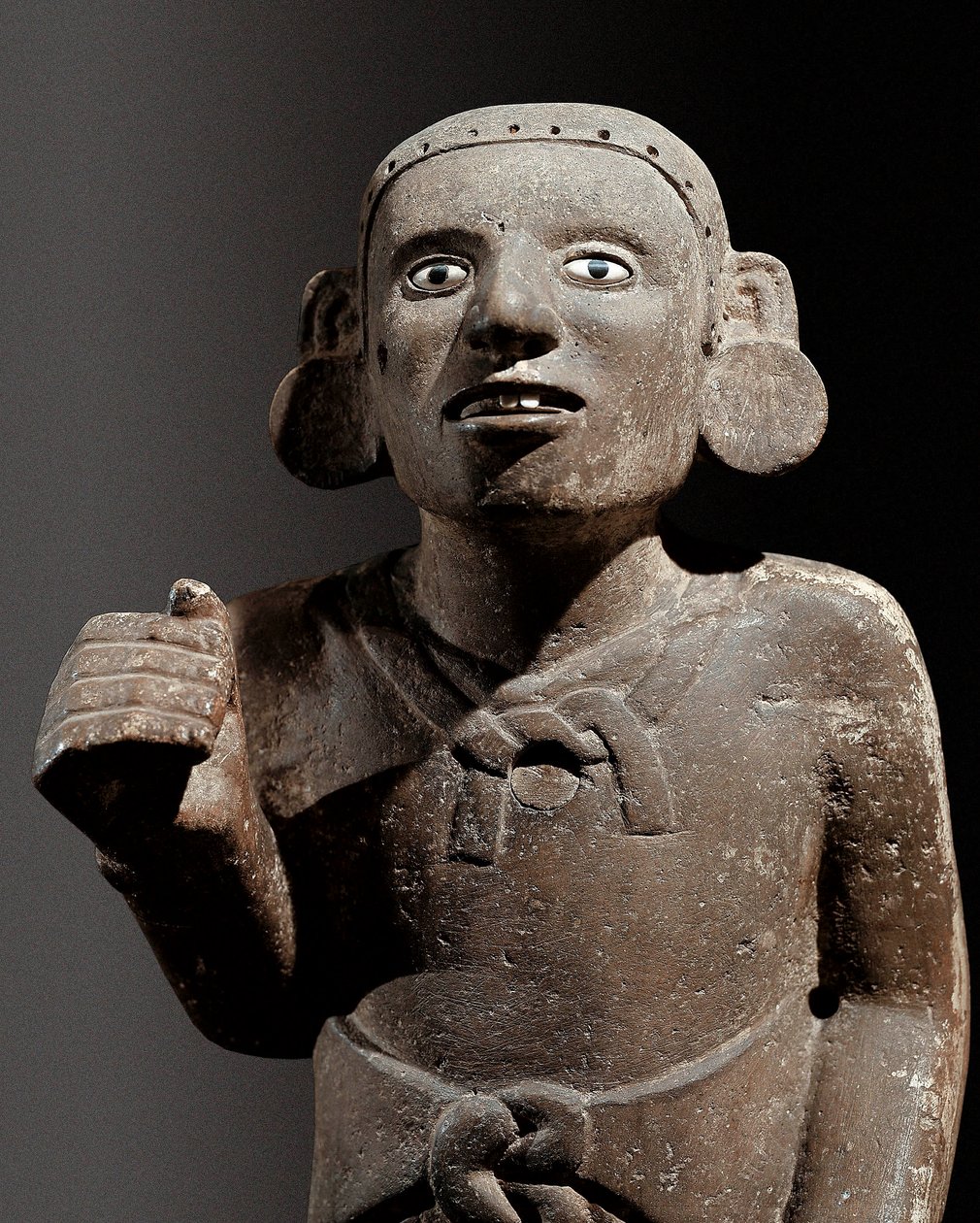 Pre-Columbiaanse beschaving: beeldhouwwerk van een Azteekse priester door Pre Columbian
