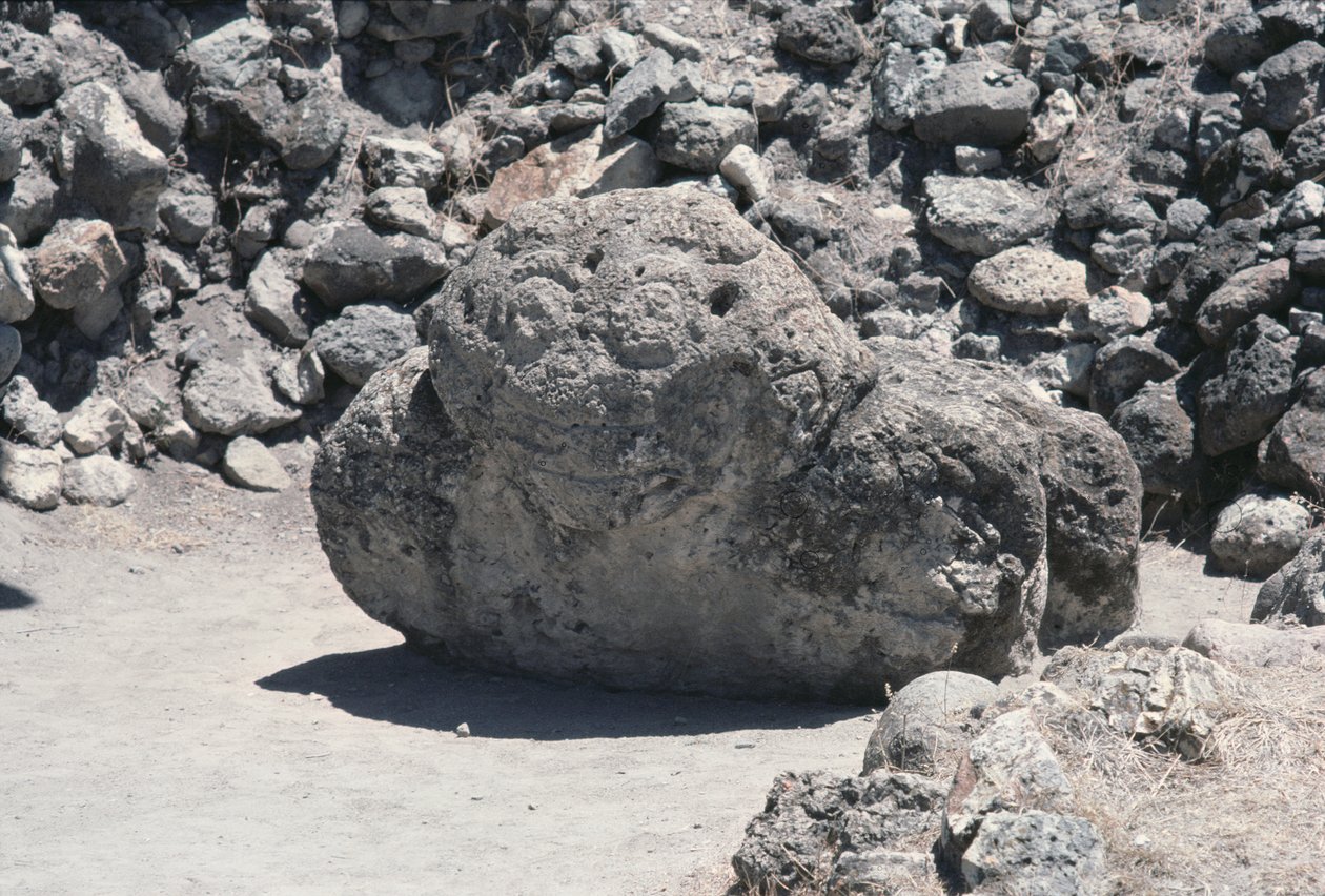 Steenbeeldhouwwerk van een gezicht, Late Post-Klassieke Periode door Pre Columbian