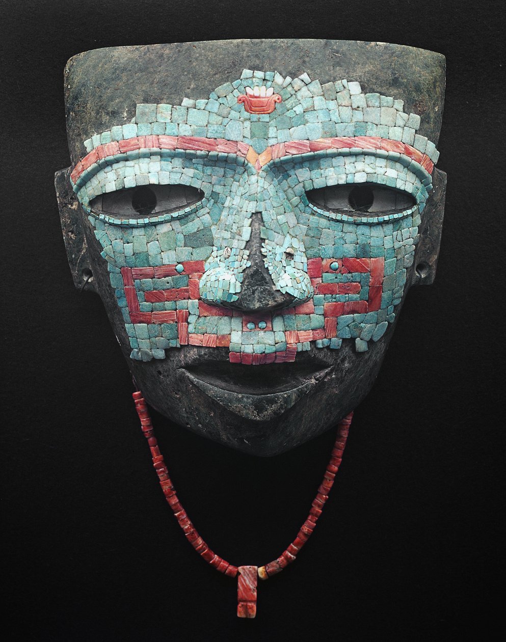 Begrafenismasker bedekt met turkoois en rode schelpenmozaïek door Pre Columbian Pre Columbian