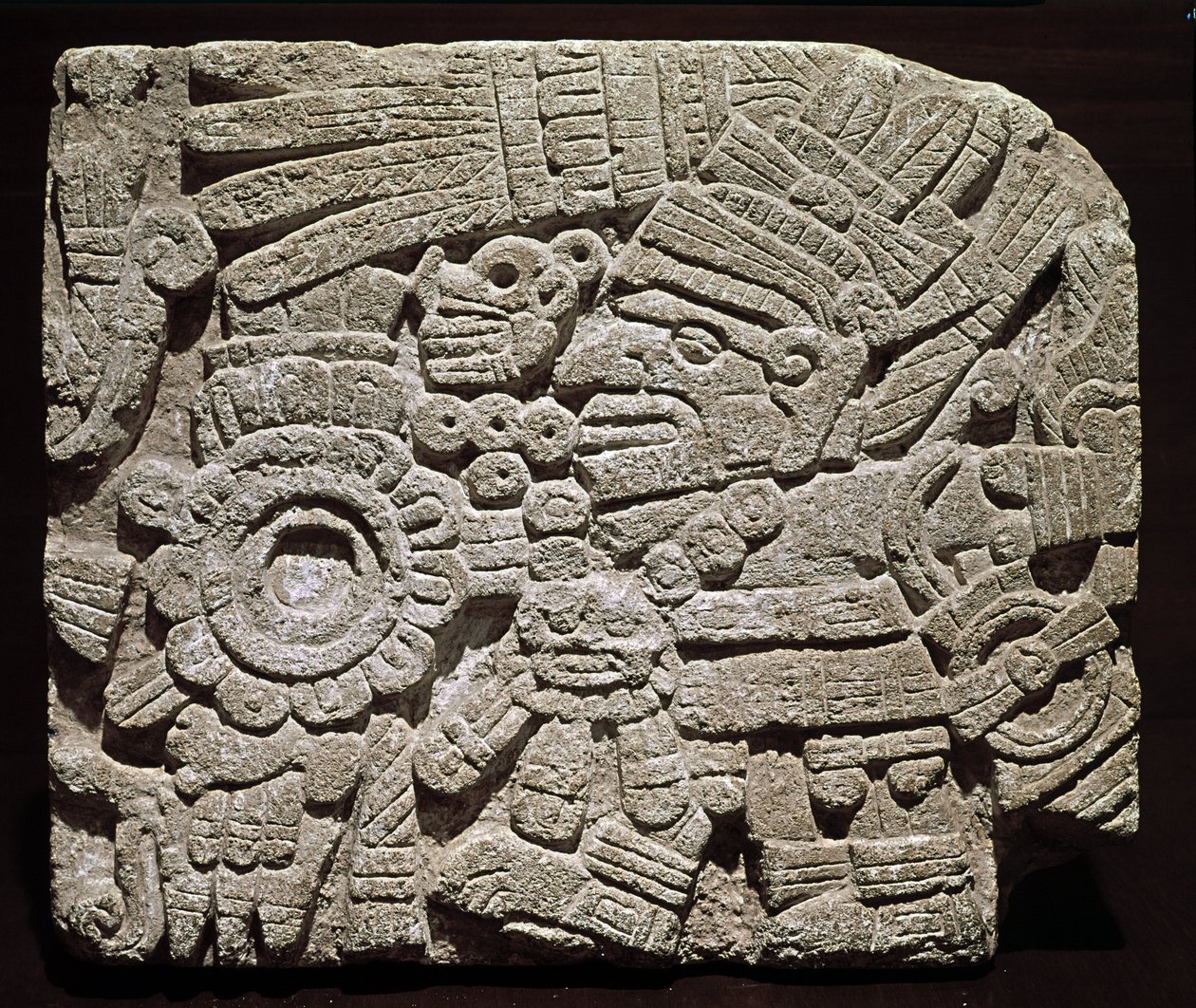 Precolumbiaanse kunst, gemengde beschaving: gebeeldhouwde borstplaat die een rijkelijk geklede persoon voorstelt - uit Oaxaca, Mexico. Nationaal Museum voor Antropologie van Mexico-Stad, Mexico door Pre Columbian Pre Columbian