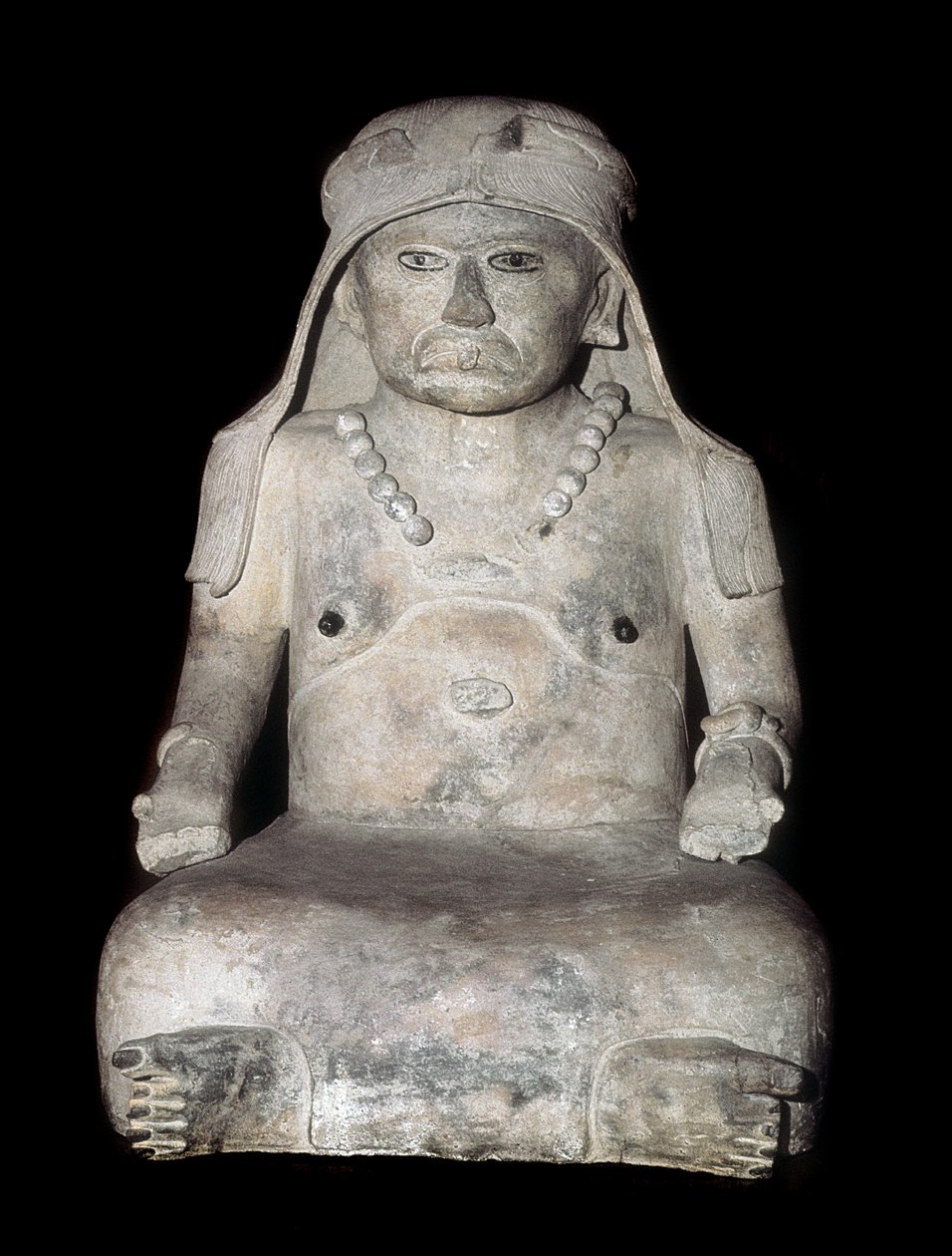 Precolumbiaanse kunst: oude vrouw met hoofdbedekking. Beeldhouwwerk uit Veracruz (Mexico) door Pre Columbian Pre Columbian