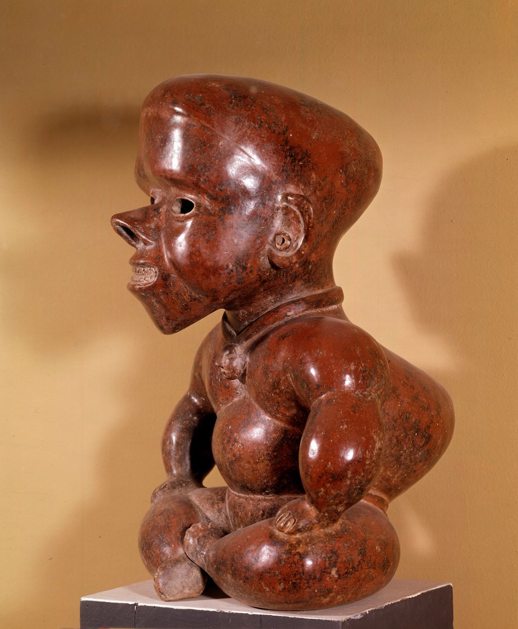 Precolumbiaanse kunst: beeldje van naakte gebochelde zittend. Uit Colima. Beschaving van de westkusten. 300-1250 AD. Archeologisch Museum van Guadalajara door Pre Columbian Pre Columbian