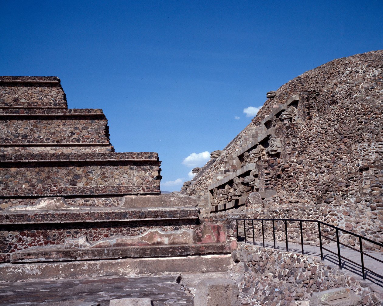 Precolumbiaanse beschaving: uitzicht op de site van Teotihuacan: de Tempel van Quetzalcoatl door Pre Columbian Pre Columbian