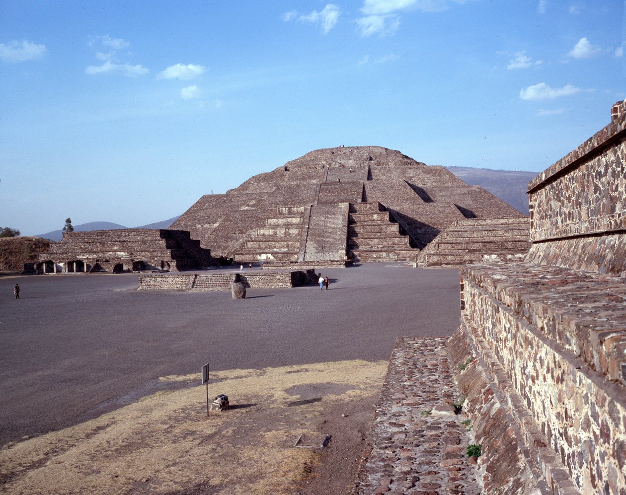 Precolumbiaanse beschaving: uitzicht op de site van Teotihuacan (300 v.Chr.-600 n.Chr.): de tempel (of piramide) van de Maan. Mexico door Pre Columbian Pre Columbian